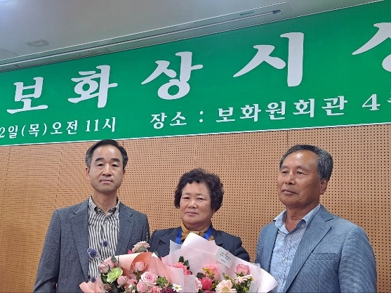 22일 영양군 일월면에 거주하는 백순향(가운데) 씨가 오랜기간 시어머니를 지극정성으로 모신 공로를 인정 받아 보화(효행)상을 수상하고 조중호 일월면장(왼쪽)과 함께 기념 촬영하고 있다. 영양군 제공