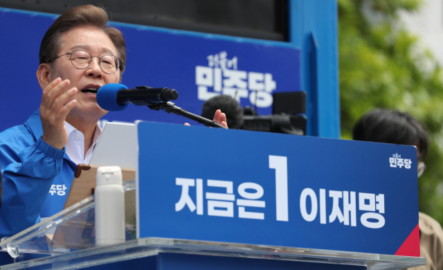 더불어민주당 이재명 대선 후보가 22일 오전 제주시 동문로터리에서 유세를 하고 있다. 연합뉴스