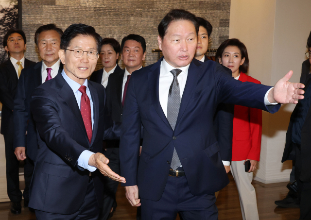 김문수 국민의힘 대통령 후보와 최태원 대한상의 회장이 22일 서울 중구 대한상공회의소에서 열린 경제 5단체장 간담회에 참석하고 있다. 연합뉴스