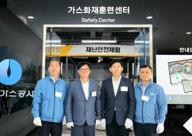 한국가스공사는 21일 평택 LNG 기지에 있는 가스화재훈련센터에서 김환용 안전기술부사장 등 관계자 20여 명이 참석한 가운데 실내 체험관 개관식을 진행했다. 한국가스공사 제공