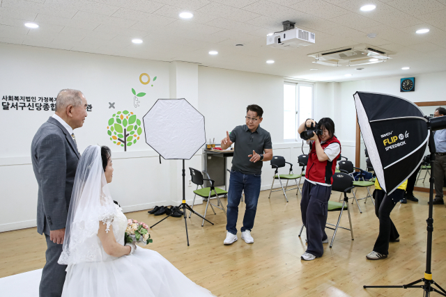 대구 달서구에 위치한 신당종합사회복지관은 지난 19일 저소득 부부와 독거 노인 50가구를 초청해 리마인드 웨딩 사진 촬영을 진행했다고 밝혔다. 신당종합사회복지관 제공
