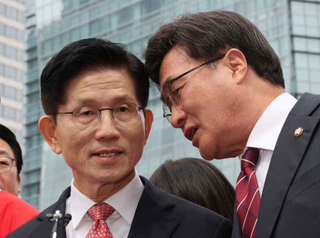 국민의힘 김문수 대선 후보가 13일 부산국제금융센터(BIFC)에서 산업은행 이전 관련 현장방문에 나서 김대식 의원과 이야기를 나누고 있다. 연합뉴스