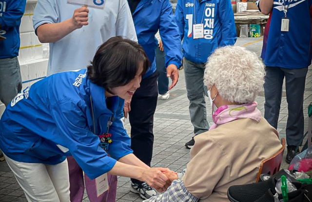 지난 22일 박은정 국회의원이 이재명 더불어민주당 대선 후보를 지지하고자 안동을 방문해 시민들과 만나 인사하고 있다. 박은정 국회의원 페이스북