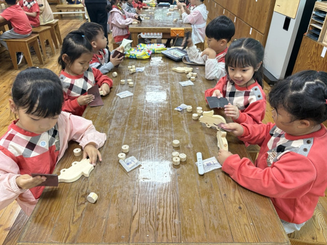 목재로 공룡을 만드는 아이들의 모습. 청송교육지원청 제공