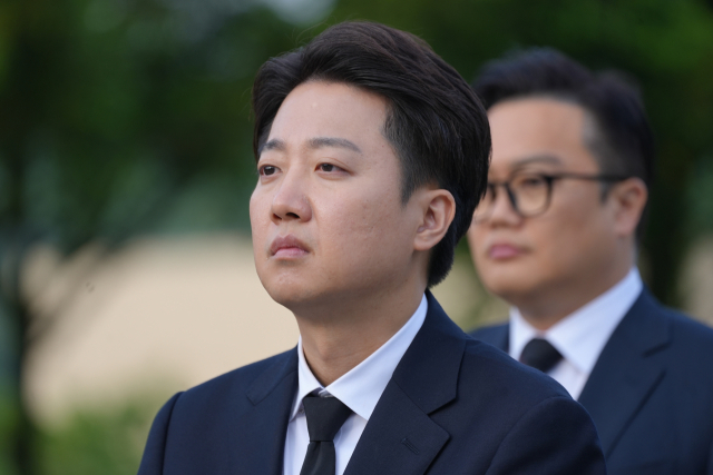 개혁신당 이준석 대선 후보가 23일 경남 김해시 진영읍 봉하마을을 방문해 노무현 전 대통령 묘역을 참배하고 있다. 연합뉴스
