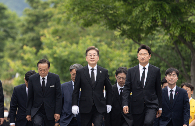 더불어민주당 이재명 대선 후보가 23일 경남 김해시 진영읍 봉하마을을 방문해 노무현 전 대통령 묘역으로 이동하고 있다. 연합뉴스