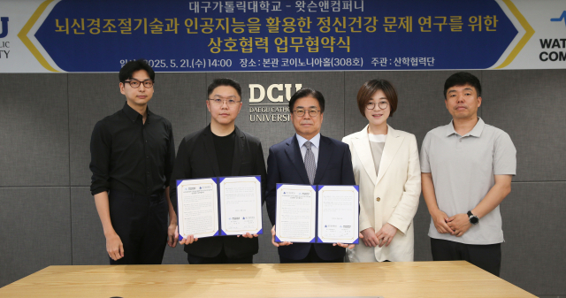 대구가톨릭대와 왓슨앤컴퍼니 업무협약식에서 협약서를 들고 기념촬영하고 있는 참석자들. 왼쪽부터 민병운 교수, 김민규 대표, 성한기 총장, 김수아 교수, 김정훈 교수. 대구가톨릭대 제공