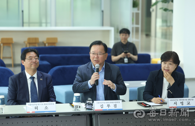 더불어민주당 김부겸 중앙당 총괄선대위원장이 23일 대구 북구 창조경제혁신센터를 방문해 센터 내 입주 창업자들과 소통의 시간을 가지고 있다. 안성완 기자 asw0727@imaeil.com