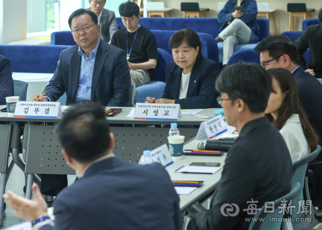 더불어민주당 김부겸 중앙당 총괄선대위원장이 23일 대구 북구 창조경제혁신센터를 방문해 센터 내 입주 창업자들과 소통의 시간을 가지고 있다. 안성완 기자 asw0727@imaeil.com