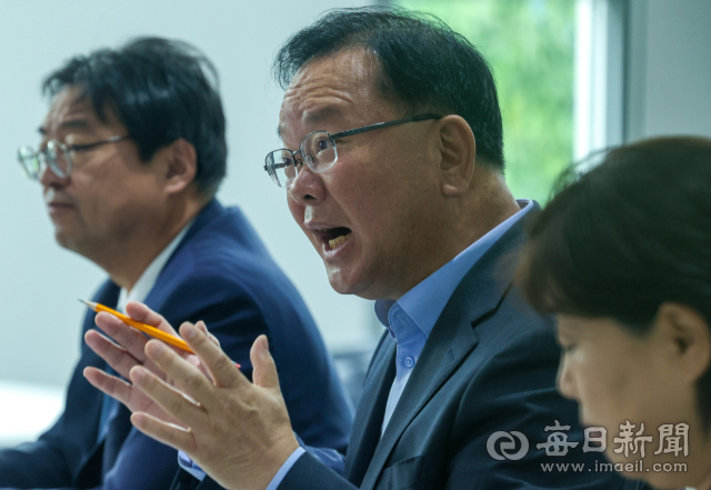 더불어민주당 김부겸 중앙당 총괄선대위원장이 23일 대구 북구 창조경제혁신센터를 방문해 센터 내 입주 창업자들과 소통의 시간을 가지고 있다. 안성완 기자 asw0727@imaeil.com
