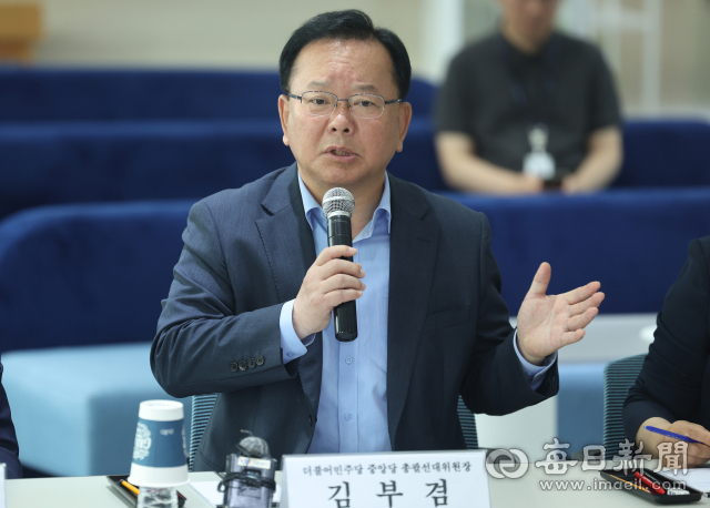 더불어민주당 김부겸 중앙당 총괄선대위원장이 23일 대구 북구 창조경제혁신센터를 방문해 센터 내 입주 창업자들과 소통의 시간을 가지고 있다. 안성완 기자 asw0727@imaeil.com