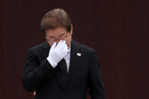 봉하마을 찾은 이재명 