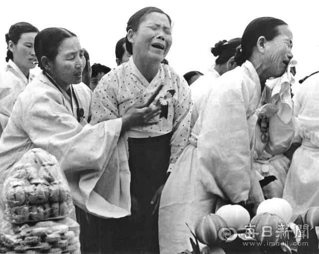 1962년 6월 6일 대구 두산동 수성못 뒤 충혼탑에서 제7회 현충일 추념식이 열려 전몰 장병 유가족들이 분향하며 오열하고 있다. 사진=매일아카이빙센터