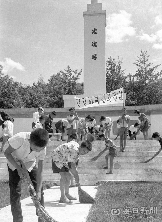 1969년 6월 3일 대구 수성국민(초등)학교 5,6학년 어린이들이 현충일앞 앞두고 수성못 충혼탑을 청소하고 있다. 5백여 명의 어린이들은 중동에 자리한 학교에서부터 1.5km 떨어진 충혼탑까지 거리를 쓸었다. 사진=매일아카이빙센터