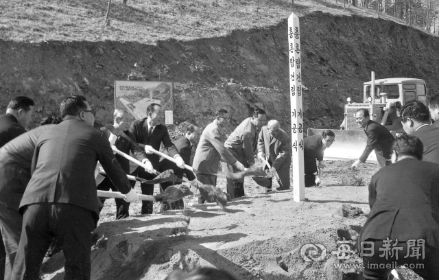 1970년 3월 20일 대구 대명동 대덕산(앞산) 기슭에서 대구 시내 각 기관장이 참석한 가운데 새 충혼탑 기공식이 열리고 있다. 3만평 부지에 높이 30m, 둘레 9m 크기로 조성되는 새 충혼탑은 이듬해 4월 20일 준공됐다. 사진=매일아카이빙센터
