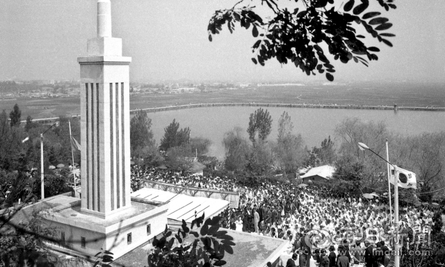 1970년 6월 6일 제15회 현충일을 맞아 수성못 뒤 법이산 기슭에 4천8백여 전몰 군경 용사 위패를 모신 충혼탑에서 추념식이 열리고 있다. 충혼탑 너머로 수성못과 수성들이 보인다. 1956년 이곳에 처음 조성된 충혼탑은 1970년을 마지막으로 철거돼 위패는 1971년 4월 20일 앞산에 신축한 새 충혼탑으로 이전 봉안됐다. 사진=매일아카이빙센터