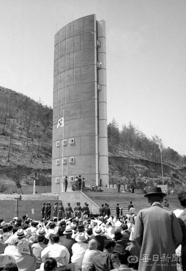 1971년 4월 20일 대구 대명동 대덕산(앞산) 자락에 신축된 새 충혼탑 준공식과 함께 수성못 충혼탑에서 옮겨온 전몰 군경 위패 봉안식이 열렸다. 사진=매일아카이빙센터