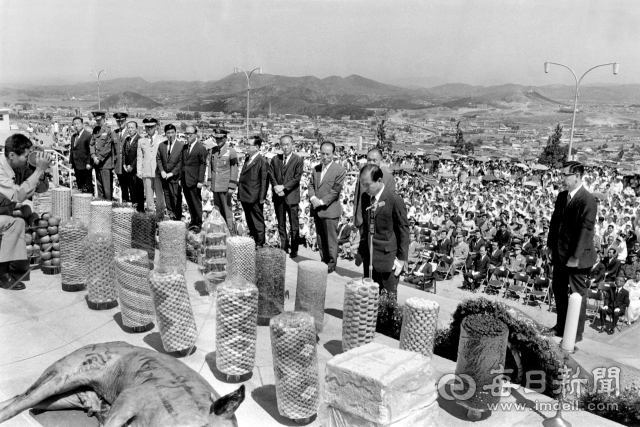 1971년 6월 6일 제16회 현충일을 맞아 새로 단장된 대덕산(앞산) 기슭 충혼탑에서 김덕엽 경북도지사, 김수학 대구시장 등 기관장과 유족, 시민 등 수천 명이 참석 한 가운데 현충제가 열리고 있다. 사진=매일아카이빙센터