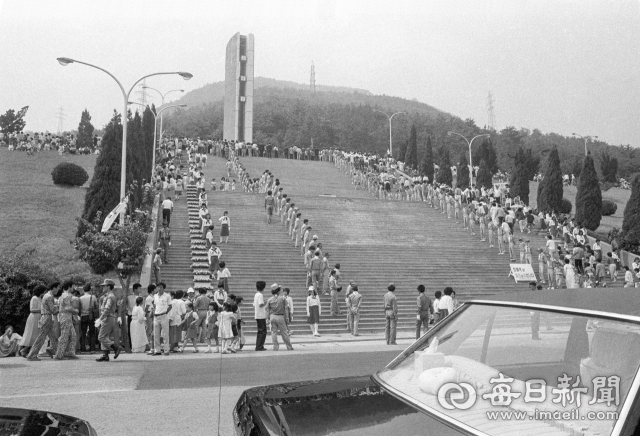1982년 6월 6일 제27회 현충일을 맞아 보이스카우트 학생들이 앞산 충혼탑 계단에서 내빈과 유가족을 맞이하고 있다. 사진=매일아카이빙센터