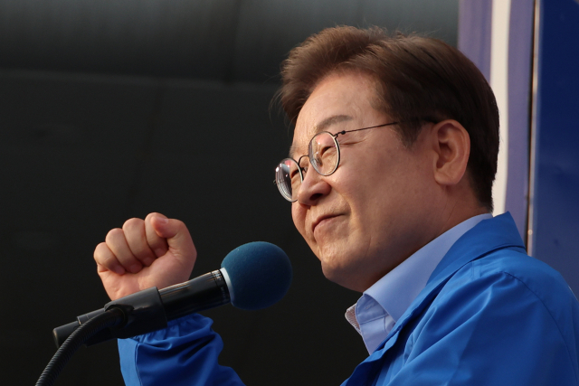 더불어민주당 이재명 대선 후보가 21일 자신의 지역구인 인천광역시 계양역 앞 유세에서 시민들에게 지지를 호소하고 있다. 연합뉴스