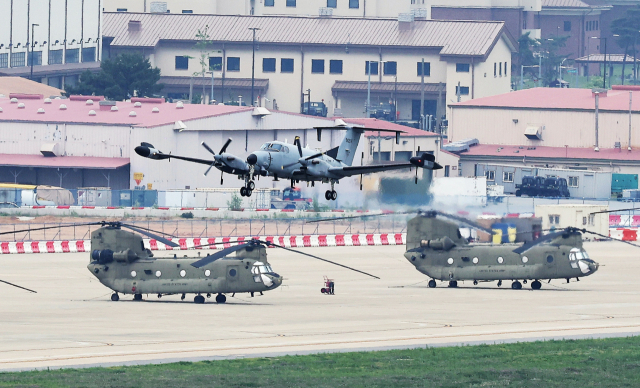 미국 언론이 미국 정부가 주한미군 감축을 검토하고 있다고 보도한 23일 경기도 평택시 캠프 험프리스에서 RC-12X 가드레일 정찰기가 이륙하고 있다. 연합뉴스