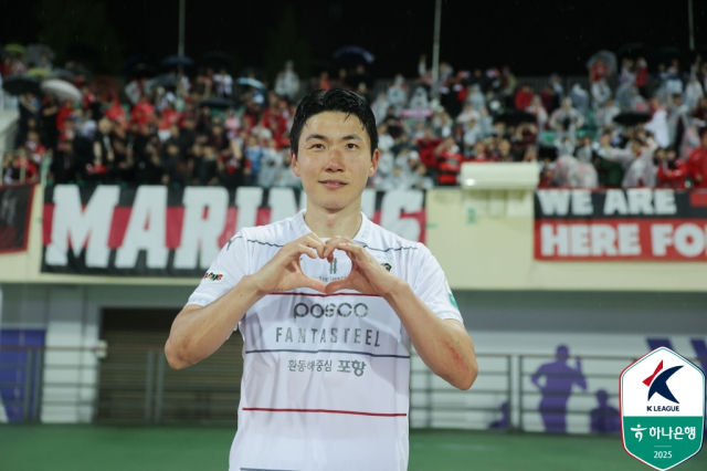 23일 안양과의 경기를 승리로 이끈 포항 김인성이 팬들과 자축하는 모습. 한국프로축구연맹 제공