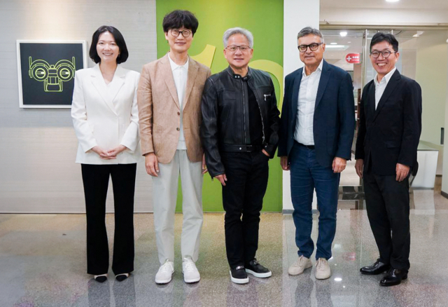 네이버와 엔비디아 경영진들이 지난 22일 대만 엔비디아에서 면담을 한 후 기념 촬영하고 있다. 왼쪽부터 최수연 네이버 대표, 이해진 네이버 이사회 의장, 젠슨 황 엔비디아 CEO, 제이 퓨리 엔비디아 총괄 부사장, 김유원 네이버클라우드 대표. 연합뉴스