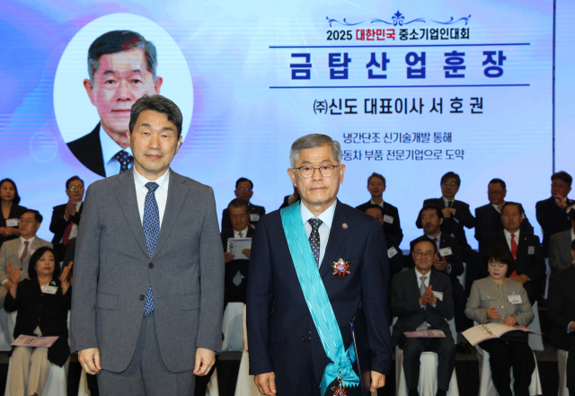 이주호 대통령 권한대행 부총리 겸 교육부 장관이 23일 서울 영등포구 중소기업중앙회에서 열린 2025 대한민국 중소기업인대회에서 (주)신도 서호권 대표이사에게 금탑산업훈장을 수여한 뒤 기념촬영을 하고 있다. 연합뉴스