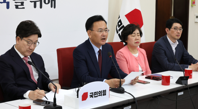 국민의힘 법제사법위원회 간사인 유상범 의원(왼쪽 두번째)이 14일 국회에서 권성동 원내대표 주재로 열린 법제사법위원회 관련 긴급회의에서 발언하고 있다. 연합뉴스