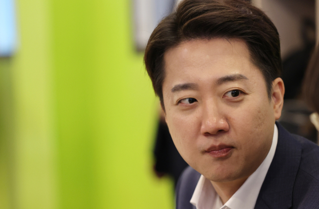 개혁신당 이준석 대선 후보가 24일 서울 동작구 한 한식 뷔페식당에서 공시생들과 식사를 하며 대화하고 있다. 연합뉴스