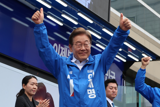 더불어민주당 이재명 대선 후보가 24일 경기 부천시 부천역 북부광장에서 열린 유세에서 시민들에게 인사하고 있다. 연합뉴스