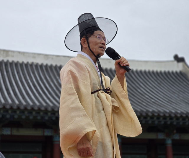 24일 경북 안동 웅부공원을 방문한 김문수 국민의힘 대선 후보가 갓과 도포를 착용하고 지역 발전 방향에 대해 이야기 하고 있다. 김영진 기자
