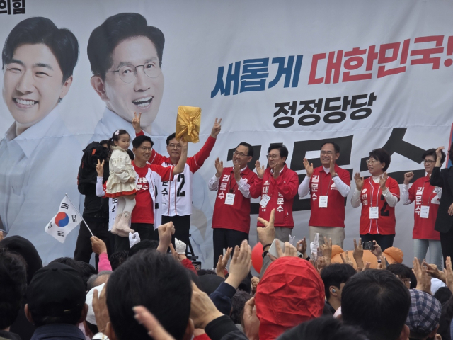 김문수 국민의힘 대선후보가 김천역 광장 유세차에서 연설하고 있다. 신현일 기자