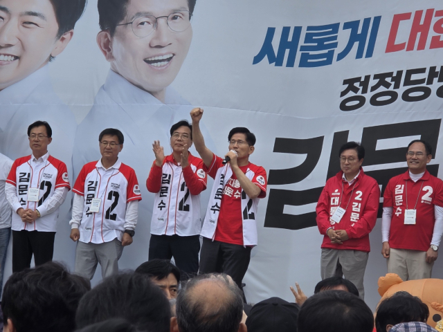 김문수 국민의힘 대선후보가 김천역 광장 유세차에서 연설하고 있다. 신현일 기자