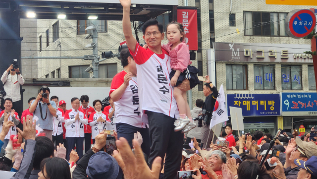 국민의힘 김문수 대선 후보가 24일 상주 풍물시장에서 한 어린이를 안고 지지를 호소하고 있다. 고도현 기자