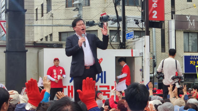 유동규 전 성남도시개발공사 기획본부장이 이재명 후보의 목소리를 흉내내며 풍자와 비판으로 청중의 웃음을 이끌어냈다. 고도현 기자