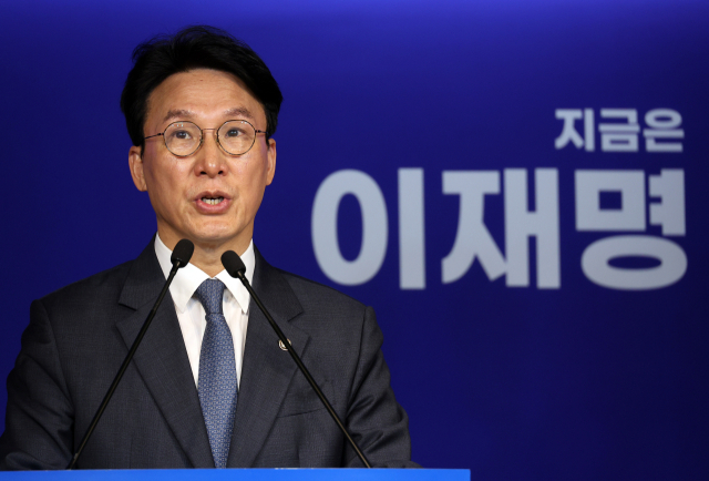 11일 서울 영등포구 더불어민주당사에서 김민석 상임 공동선대위원장이 국민의힘 김문수 대선 후보 확정 관련 입장 발표 기자회견을 하고 있다. 연합뉴스