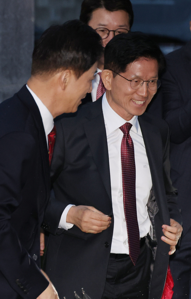 국민의힘 김문수 대선 후보가 24일 대구 달성군 박근혜 전 대통령 사저 앞에서 박 전 대통령을 예방하기 위해 이동하고 있다. 연합뉴스