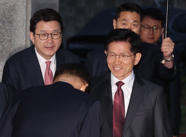 국민의힘 김문수 대선 후보가 24일 대구 달성군 박근혜 전 대통령 사저 앞에서 박 전 대통령을 예방하기 위해 이동하고 있다. 연합뉴스