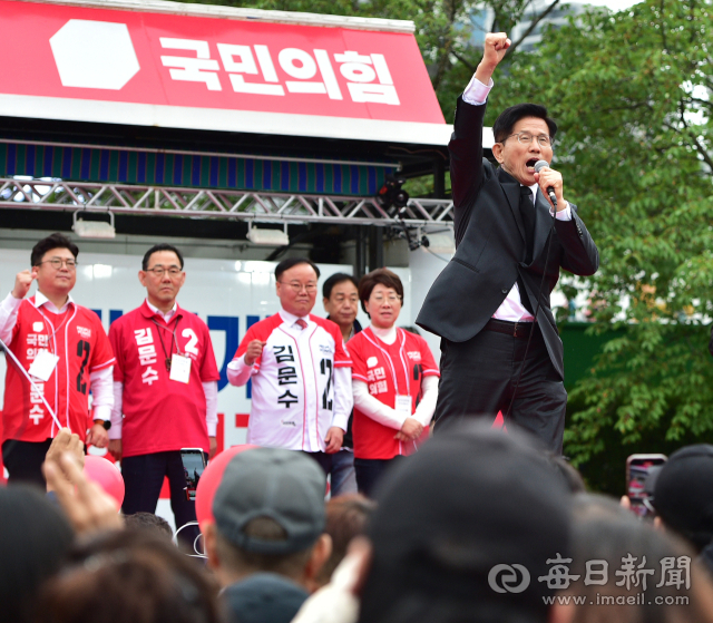 국민의힘 김문수 대선 후보가 24일 경북 구미 박정희 대통령 전 생가를 찾은 뒤 인근 유세 현장에서 지지를 호소하고 있다. 안성완 기자 asw0727@imaeil.com