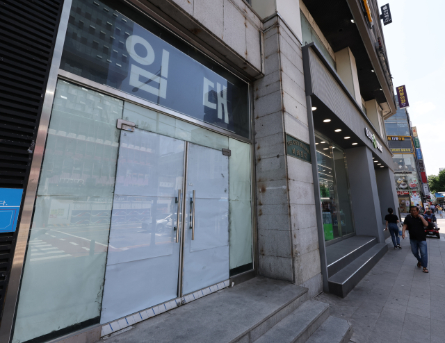 22일 서울 시내 한 건물에 임대 안내문이 붙어있다. 올해 1분기 국내 경기 위축으로 술집과 숙박업 소상공인 매출이 1년 전보다 10% 넘게 꺾인 것으로 나타났다. 지난 몇 년간 고금리가 이어진 가운데 개인사업자 대출이 있는 사업장 약 362만개 중 50만개는 폐업 상태인 것으로 조사됐다. 연합뉴스