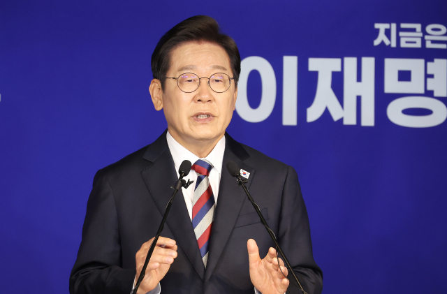 더불어민주당 이재명 대선 후보가 25일 서울 여의도 당사에서 열린 기자회견에서 취재진의 질문에 답변하고 있다. 연합뉴스