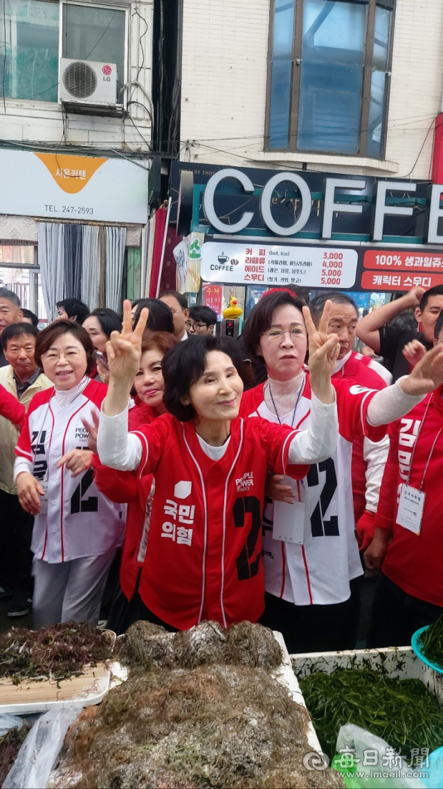 지난 24일 김문수 국민의힘 대선 후보의 부인인 설난영 여사가 포항 죽도시장에서 거리 유세에 나서고 있다. 신동우 기자