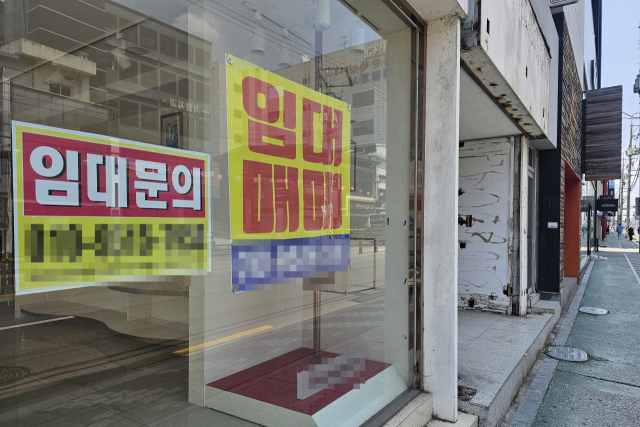 25일 한때 구미 최대 번화가였던 구미역 일대의 한 점포에 임대 및 매매를 알리는 현수막이 부착돼 있다. 조규덕기자