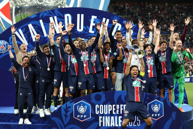 PSG 선수들이 25일 프랑스 생드니의 스타드 드 프랑스에서 열린 스타드 드 랭스와의 2024-2025 쿠프 드 프랑스(프랑스컵) 결승을 승리로 이끈 뒤 우승 트로피를 든 채 환호하고 있다. 연합뉴스