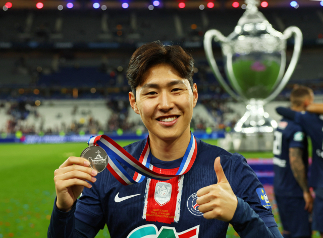 PSG의 이강인이 25일 프랑스 생드니의 스타드 드 프랑스에서 열린 스타드 드 랭스와의 2024-2025 쿠프 드 프랑스(프랑스컵) 결승이 끝난 뒤 우승 메달을 목에 건 채 기념 촬영에 응하고 있다. 연합뉴스