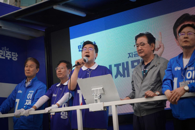 박찬대 국회의원이 안동 송현오거리 일원에서 더불어민주당 이재명 대선 후보에 대한 선거 유세를 시행하고 있다. 이날 행사에는 이삼걸 전 행안부 차관, 권영세 전 안동시장, 권오을 전 국회의원 등이 참석했다. 박찬대 국회의원 페이스북