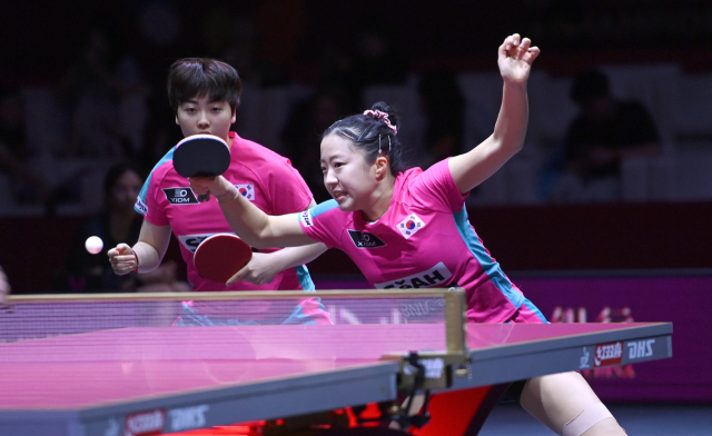 신유빈, 유한나가 24일(현지시간) 카타르 도하 루사일 아레나에서 열린 2025 국제탁구연맹(ITTF) 세계선수권대회 여자복식 4강에서 베르나데트 쇠츠(루마니아)-소피아 폴카노바(오스트리아) 조와 경기를 펼치고 있다. 이 경기에서 신유빈, 유한나 조는 2대 3으로 석패하며 결승행이 좌절됐다. 연합뉴스