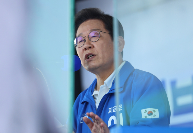 더불어민주당 이재명 대선 후보가 25일 충남 당진시 당진전통시장에서 열린 유세에서 시민들에게 지지를 호소하고 있다. 연합뉴스