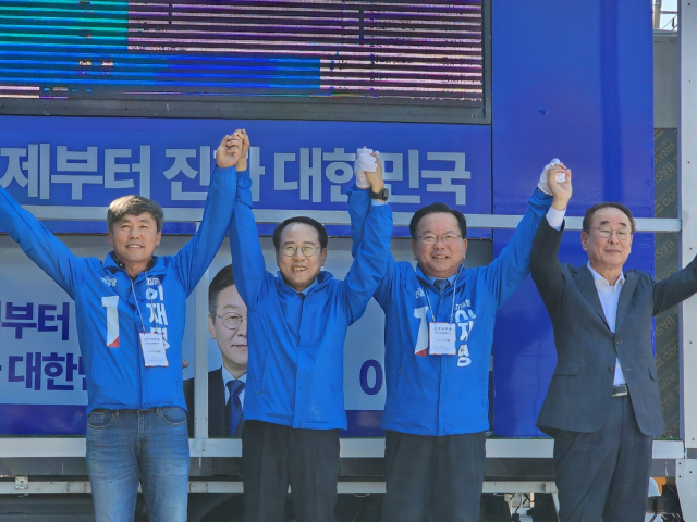 지난 12일 김부겸 더불어민주당 중앙당 총괄선거대책위원장이 민주당 구미지역선거대책위원회 선거운동 출정식에 참가해 지원 유세를 펼치고 있다. 민주당 경북도당 제공